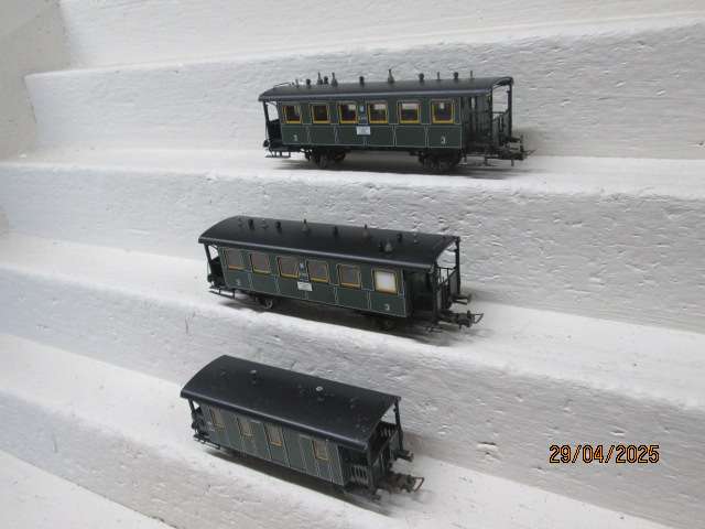 HO SCALE - TRIX - OLD TIMER PASSENGER COACHES -X3