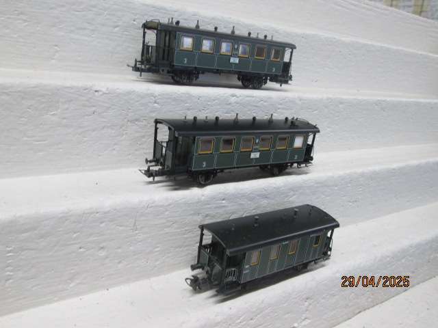 HO SCALE - TRIX - OLD TIMER PASSENGER COACHES -X3