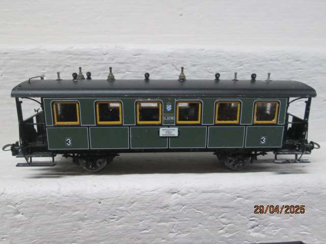 HO SCALE - TRIX - OLD TIMER PASSENGER COACHES -X3