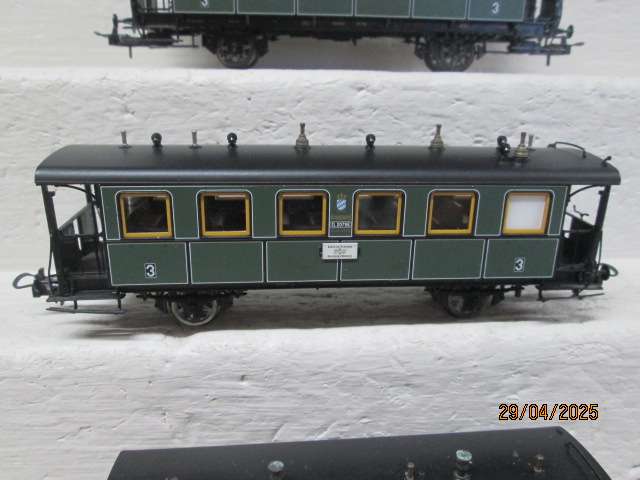 HO SCALE - TRIX - OLD TIMER PASSENGER COACHES -X3