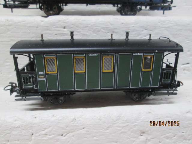 HO SCALE - TRIX - OLD TIMER PASSENGER COACHES -X3
