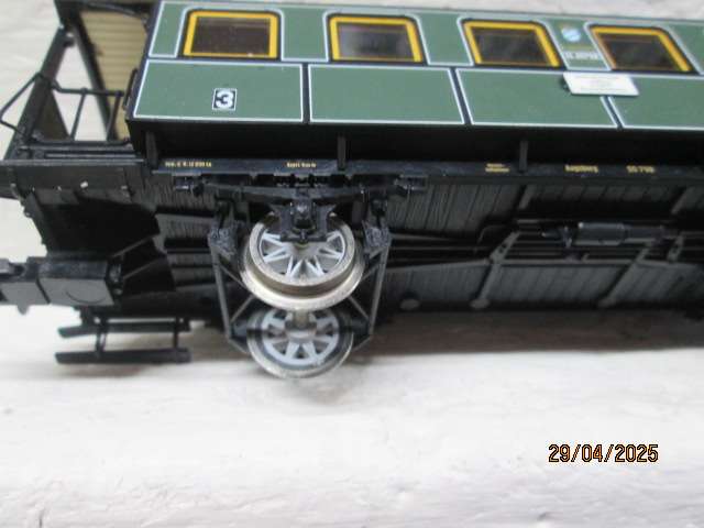 HO SCALE - TRIX - OLD TIMER PASSENGER COACHES -X3