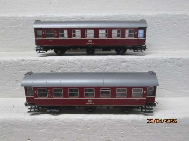 HO SCALE - ROCO - 3-AXLE RED PASSENGER DB COACHES -X2