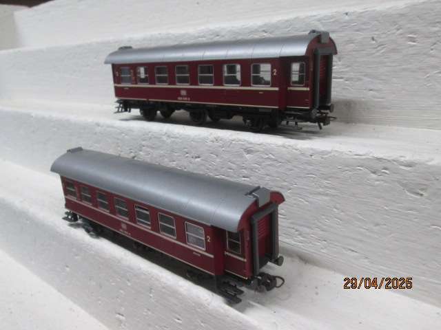 HO SCALE - ROCO - 3-AXLE RED PASSENGER DB COACHES -X2