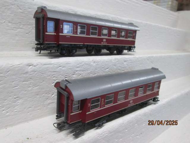 HO SCALE - ROCO - 3-AXLE RED PASSENGER DB COACHES -X2
