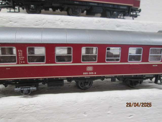 HO SCALE - ROCO - 3-AXLE RED PASSENGER DB COACHES -X2