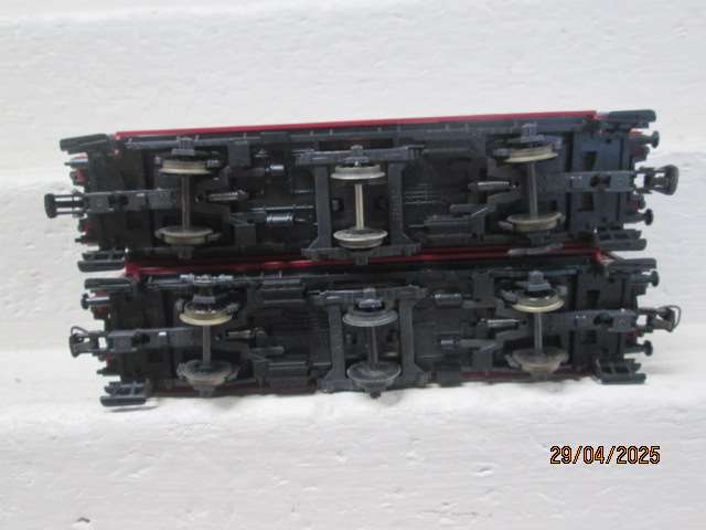 HO SCALE - ROCO - 3-AXLE RED PASSENGER DB COACHES -X2