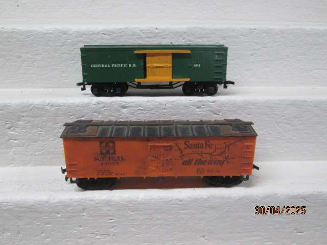 HO SCALE - AMERICAN ROLLING STOCK - BOX CAR WAGONS - X2