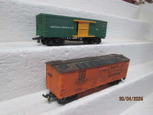 HO SCALE - AMERICAN ROLLING STOCK - BOX CAR WAGONS - X2