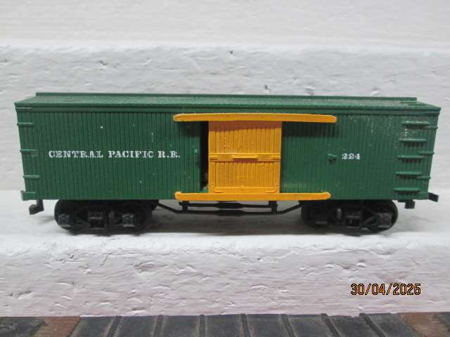HO SCALE - AMERICAN ROLLING STOCK - BOX CAR WAGONS - X2