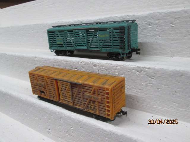 HO SCALE - AMERICAN ROLLING STOCK -CATTLE WAGONS - X2