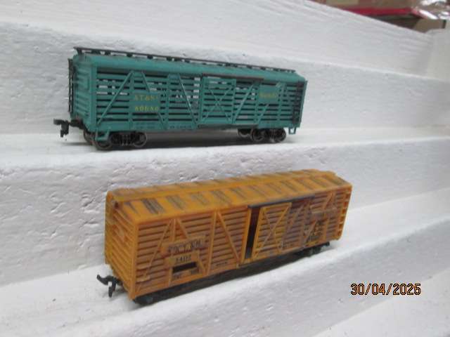 HO SCALE - AMERICAN ROLLING STOCK -CATTLE WAGONS - X2