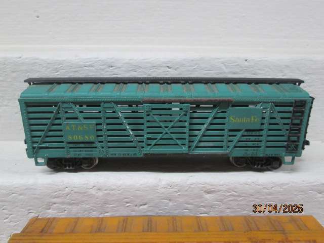 HO SCALE - AMERICAN ROLLING STOCK -CATTLE WAGONS - X2