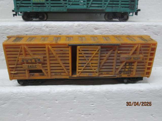 HO SCALE - AMERICAN ROLLING STOCK -CATTLE WAGONS - X2