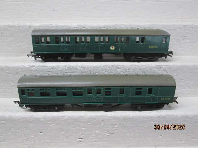 OO SCALE - TRIANG - SUBURBAN SET