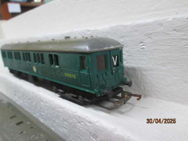 OO SCALE - TRIANG - SUBURBAN SET