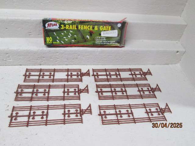 HO SCALE - ATLAS - 3-RAIL FENCE & GATE- BOXED