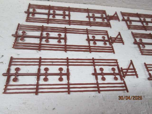 HO SCALE - ATLAS - 3-RAIL FENCE & GATE- BOXED