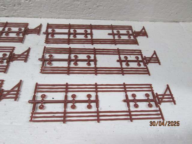 HO SCALE - ATLAS - 3-RAIL FENCE & GATE- BOXED