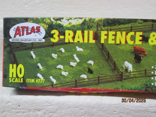 HO SCALE - ATLAS - 3-RAIL FENCE & GATE- BOXED