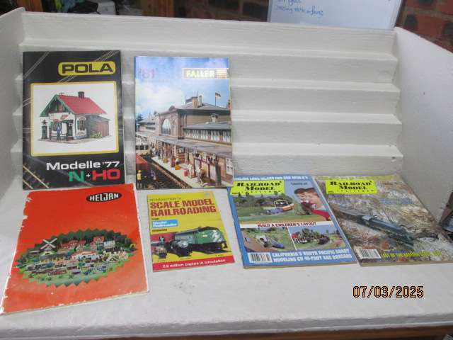 HO / OO SCALE - VARIOUS RAILWAY MAGAZINES & CATALOGUES - X6
