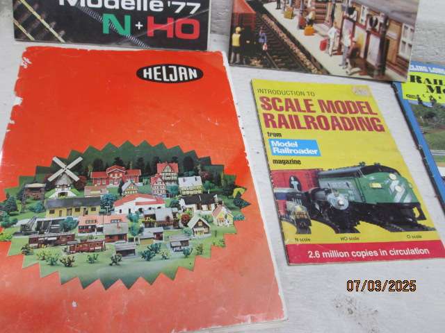 HO / OO SCALE - VARIOUS RAILWAY MAGAZINES & CATALOGUES - X6