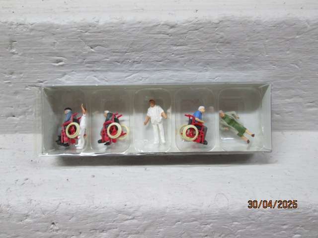 HO SCALE - PREISER - FIRGURINE PATIENTS IN WHEEL CHAIRS WITH CARERS - BOXED