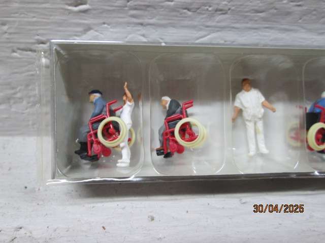 HO SCALE - PREISER - FIRGURINE PATIENTS IN WHEEL CHAIRS WITH CARERS - BOXED