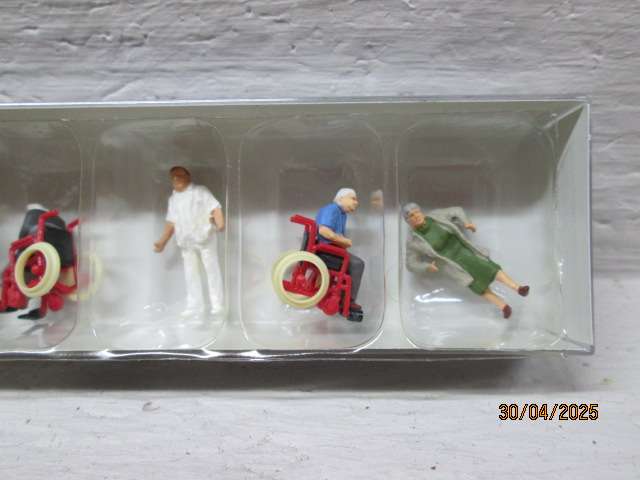 HO SCALE - PREISER - FIRGURINE PATIENTS IN WHEEL CHAIRS WITH CARERS - BOXED