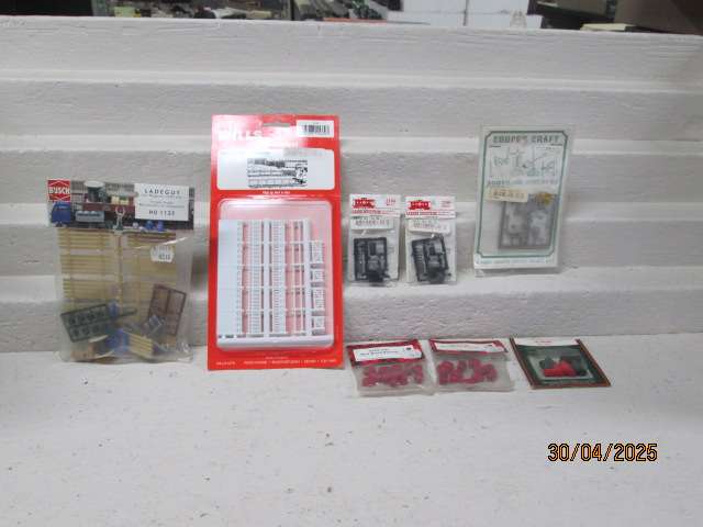 HO / OO SCALE - VARIOUS RAILWAY SCENERY DETAIL PARTS & ACCESSORIES - BOXED