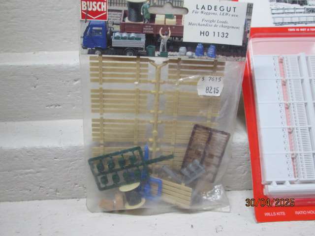 HO / OO SCALE - VARIOUS RAILWAY SCENERY DETAIL PARTS & ACCESSORIES - BOXED