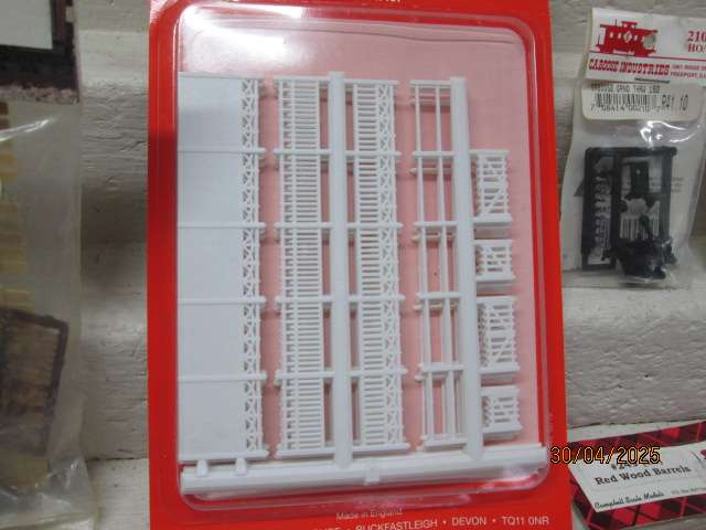 HO / OO SCALE - VARIOUS RAILWAY SCENERY DETAIL PARTS & ACCESSORIES - BOXED