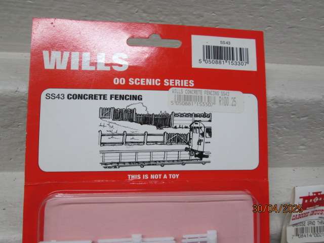 HO / OO SCALE - VARIOUS RAILWAY SCENERY DETAIL PARTS & ACCESSORIES - BOXED