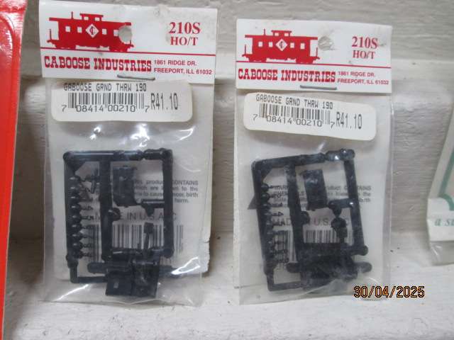 HO / OO SCALE - VARIOUS RAILWAY SCENERY DETAIL PARTS & ACCESSORIES - BOXED