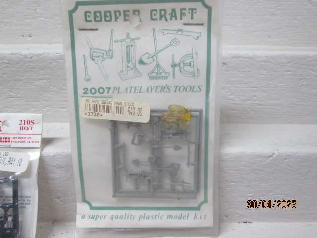 HO / OO SCALE - VARIOUS RAILWAY SCENERY DETAIL PARTS & ACCESSORIES - BOXED
