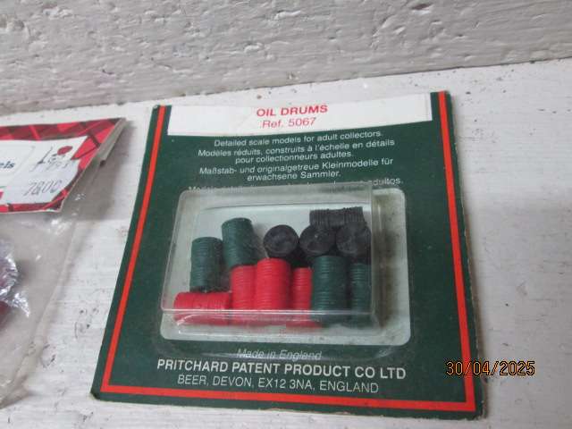 HO / OO SCALE - VARIOUS RAILWAY SCENERY DETAIL PARTS & ACCESSORIES - BOXED