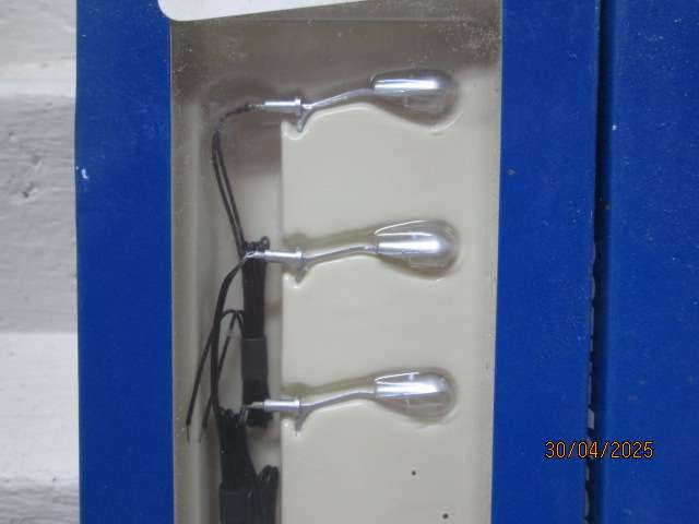 HO SCALE - WALTHERS SCENEMASTER - SHORT ARM STREET LIGHTS - X6 - BOXED