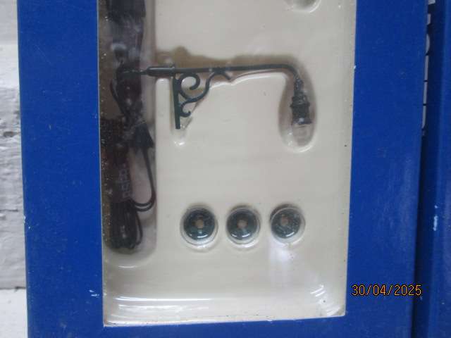 HO SCALE - WALTHERS SCENEMASTER - ORNATE WALL MOUNTED LIGHTS - X6 - BOXED