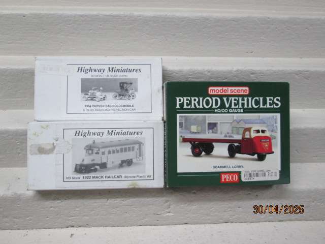 HO / OO SCALE - HIGHWAY MINITURES + PECO VECHILE KITS - BOXED