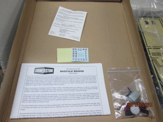 HO SCALE - WALTHERS - OPERATING SINGLE TRACK BASCULE BRIDGE - KIT - BOXED