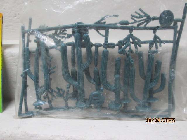 HO SCALE - SCENE-A-RAMA - DESERT PLANTS - KIT