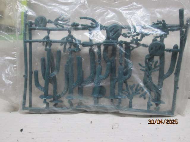 HO SCALE - SCENE-A-RAMA - DESERT PLANTS - KIT