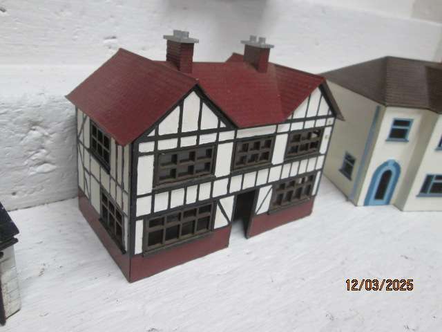 HO/OO SCALE- VARIOUS BUILDINGS - X5