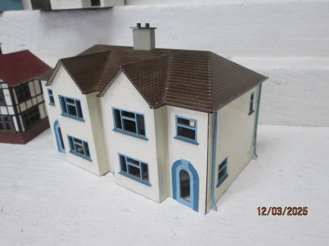 HO/OO SCALE- VARIOUS BUILDINGS - X5