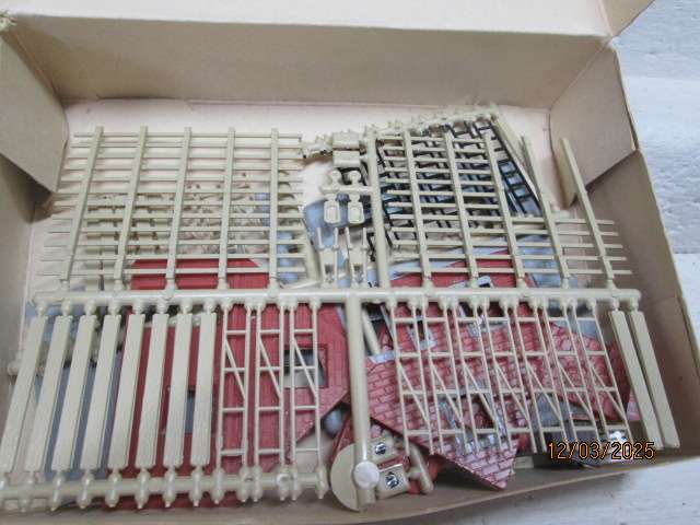 HO SCALE - POLA - HOUSES UNDER CONSTRUCTION - X2 - BOXED