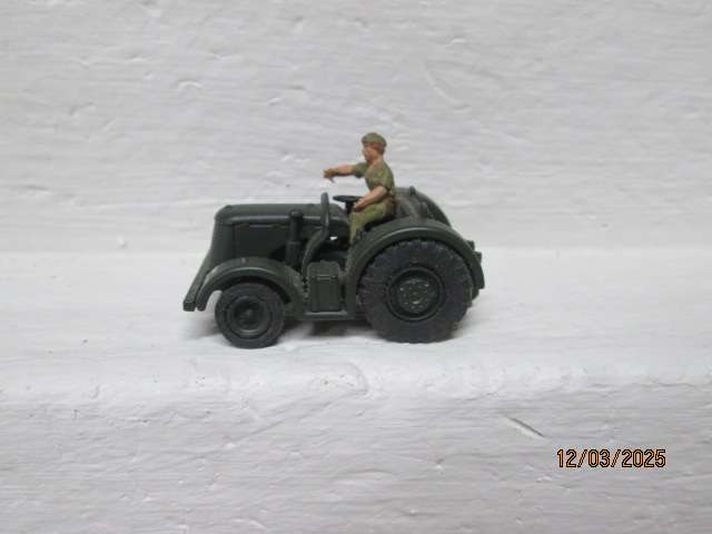 HO / OO SCALE- DARK GREEN ARMY VEHICLE WITH FIGURINE