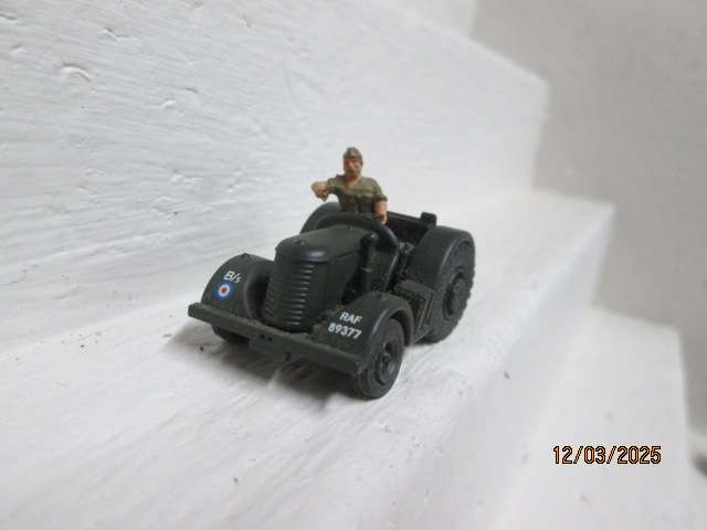 HO / OO SCALE- DARK GREEN ARMY VEHICLE WITH FIGURINE