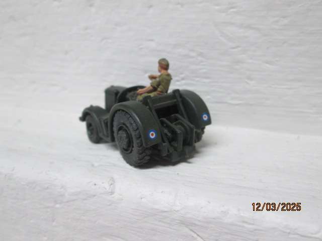 HO / OO SCALE- DARK GREEN ARMY VEHICLE WITH FIGURINE