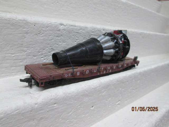 HO SCALE - 50 FOOT SOUTHERN FLAT CAR WAGON WITH LARGE ENGINE LOAD