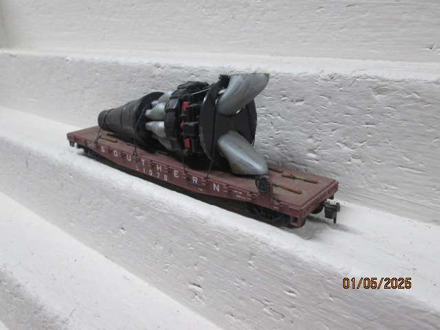 HO SCALE - 50 FOOT SOUTHERN FLAT CAR WAGON WITH LARGE ENGINE LOAD